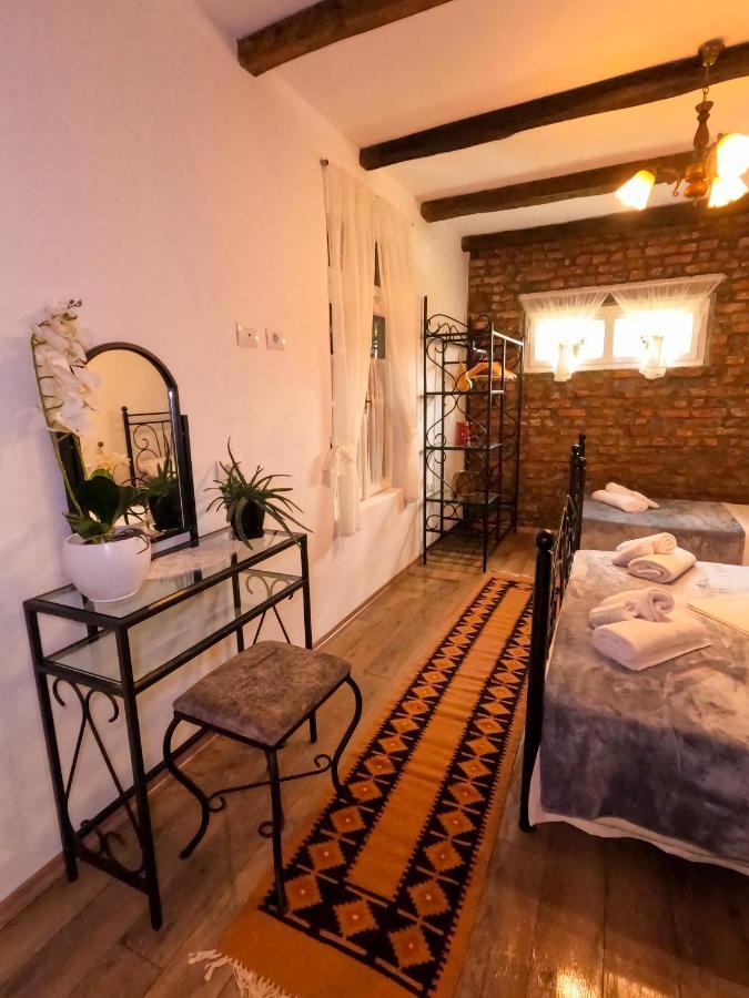 Intown Guesthouse Shkoder Bagian luar foto