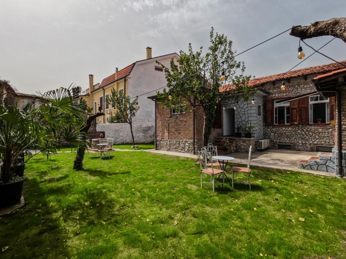 Intown Guesthouse Shkoder Bagian luar foto