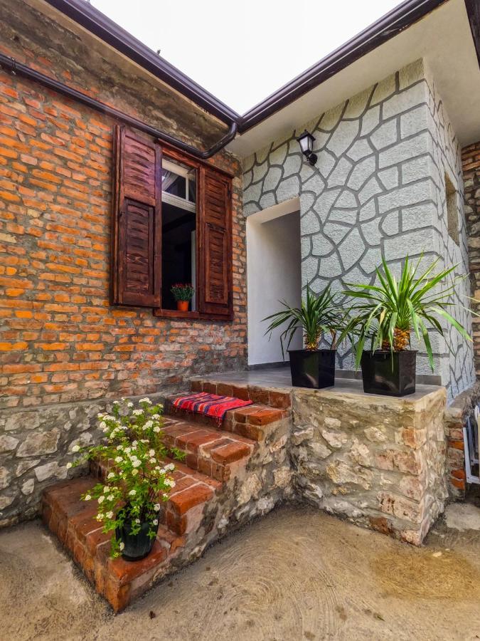 Intown Guesthouse Shkoder Bagian luar foto