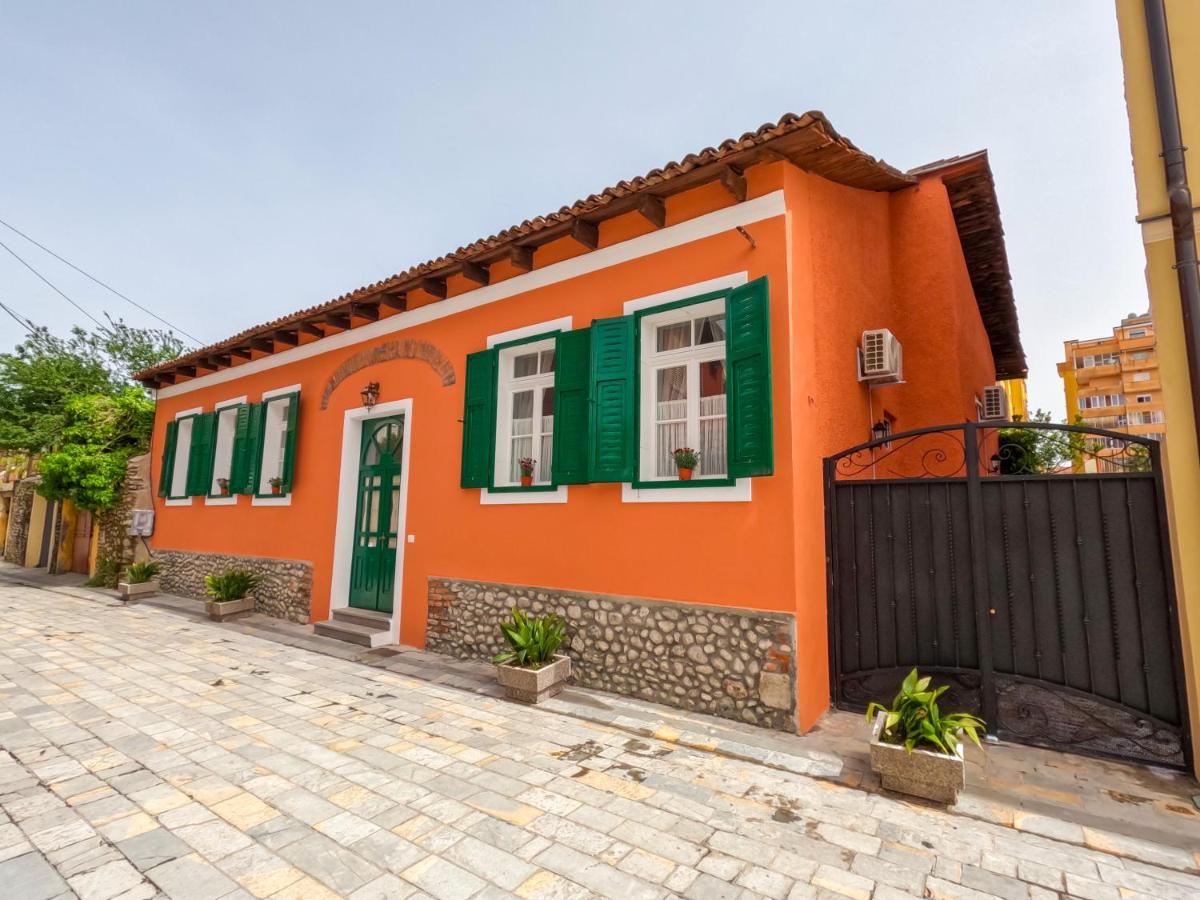 Intown Guesthouse Shkoder Bagian luar foto