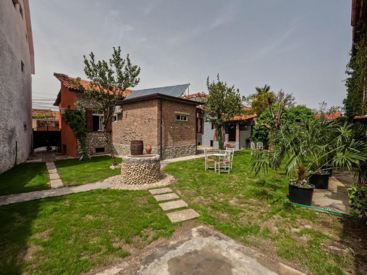 Intown Guesthouse Shkoder Bagian luar foto