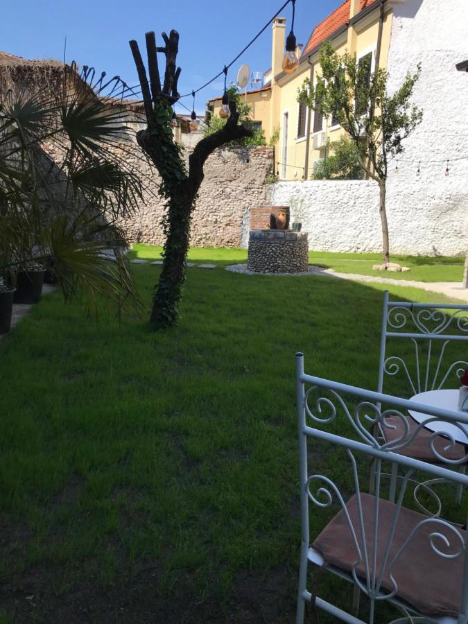 Intown Guesthouse Shkoder Bagian luar foto