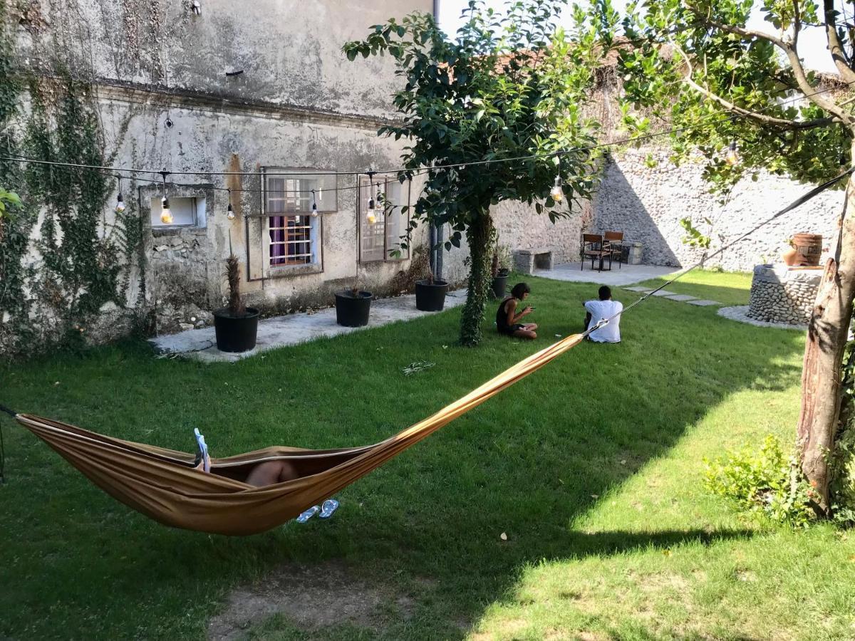 Intown Guesthouse Shkoder Bagian luar foto