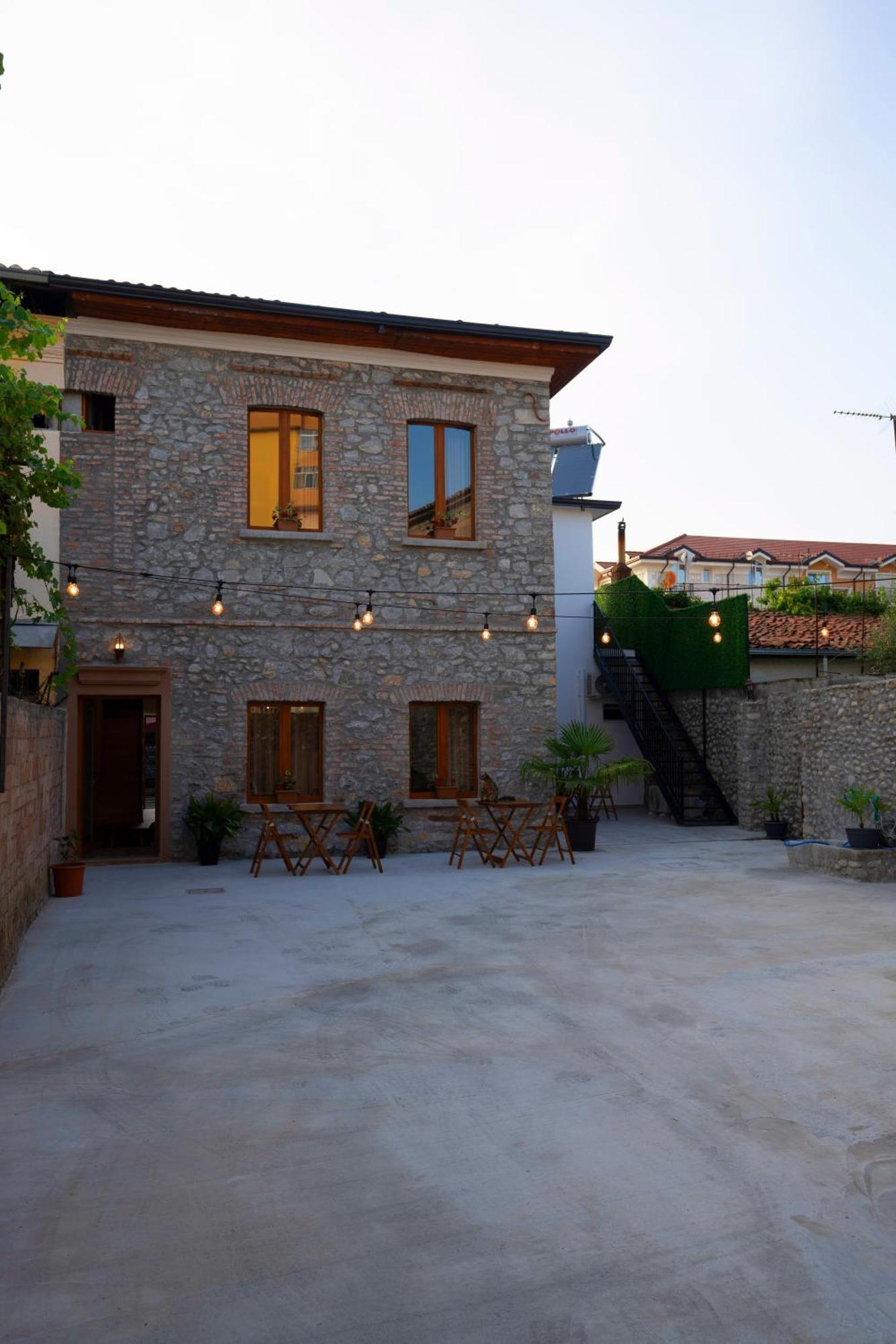 Intown Guesthouse Shkoder Bagian luar foto