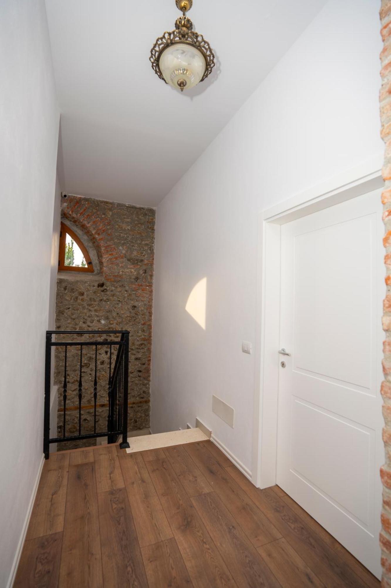 Intown Guesthouse Shkoder Bagian luar foto
