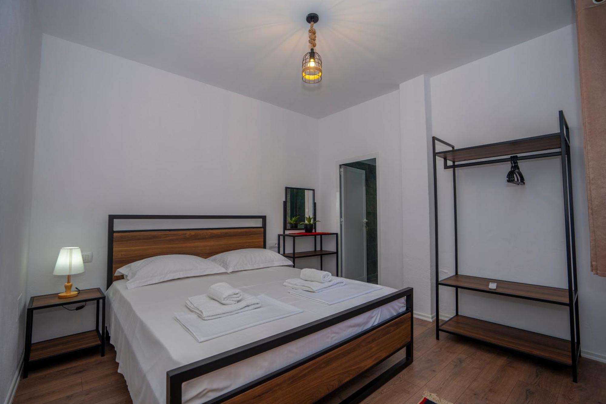 Intown Guesthouse Shkoder Bagian luar foto