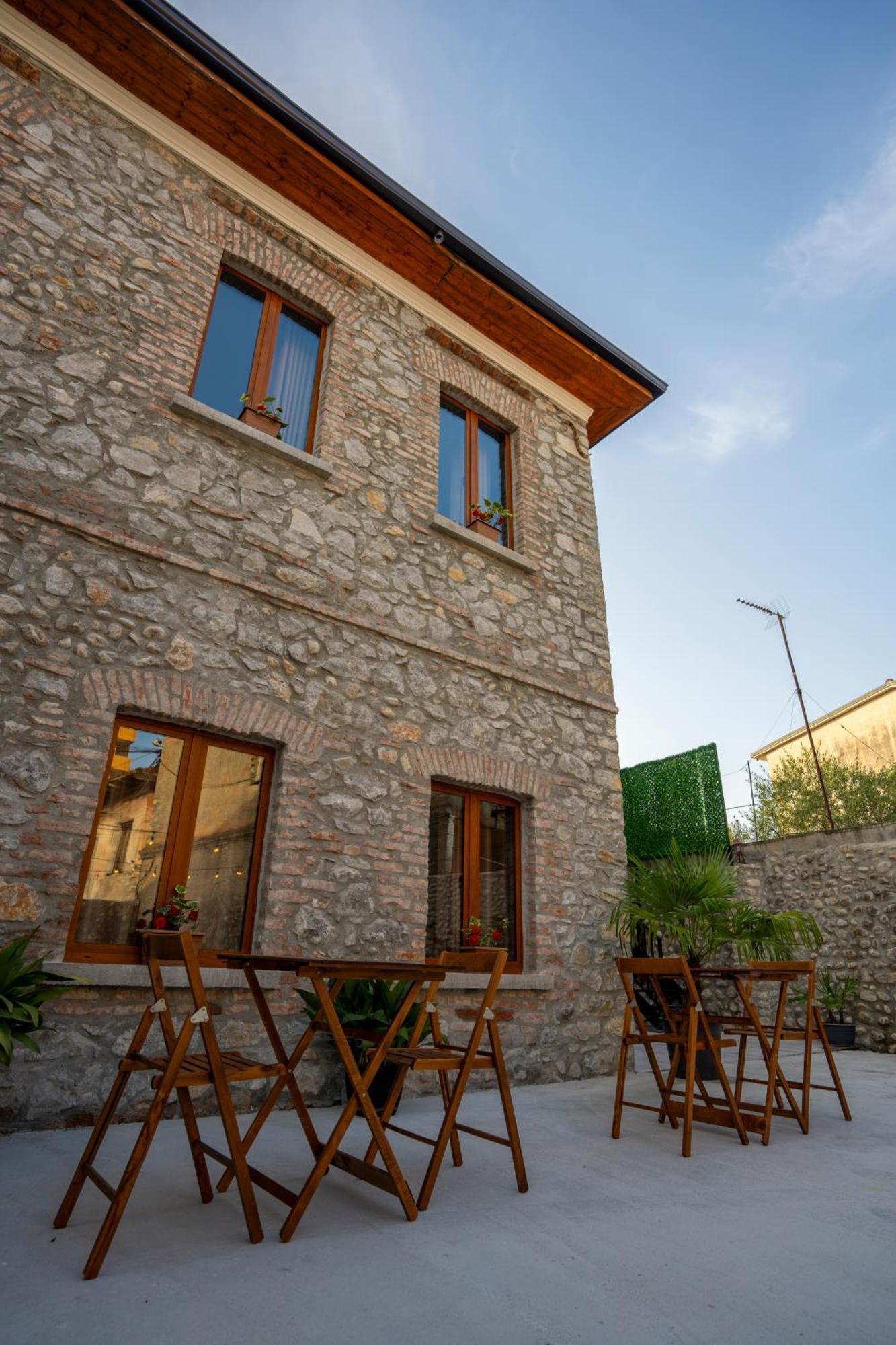 Intown Guesthouse Shkoder Bagian luar foto