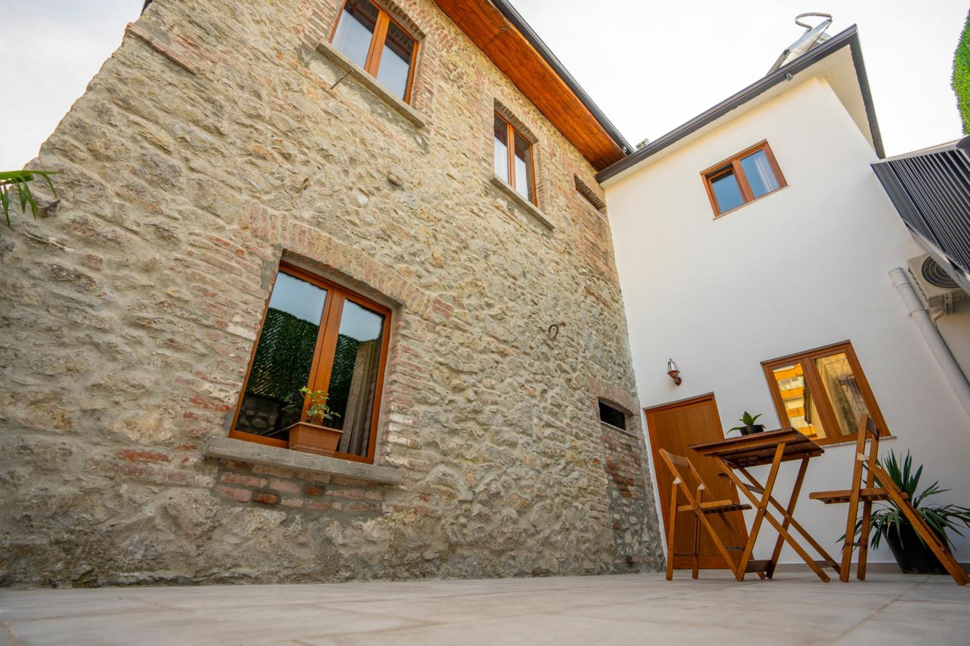 Intown Guesthouse Shkoder Bagian luar foto