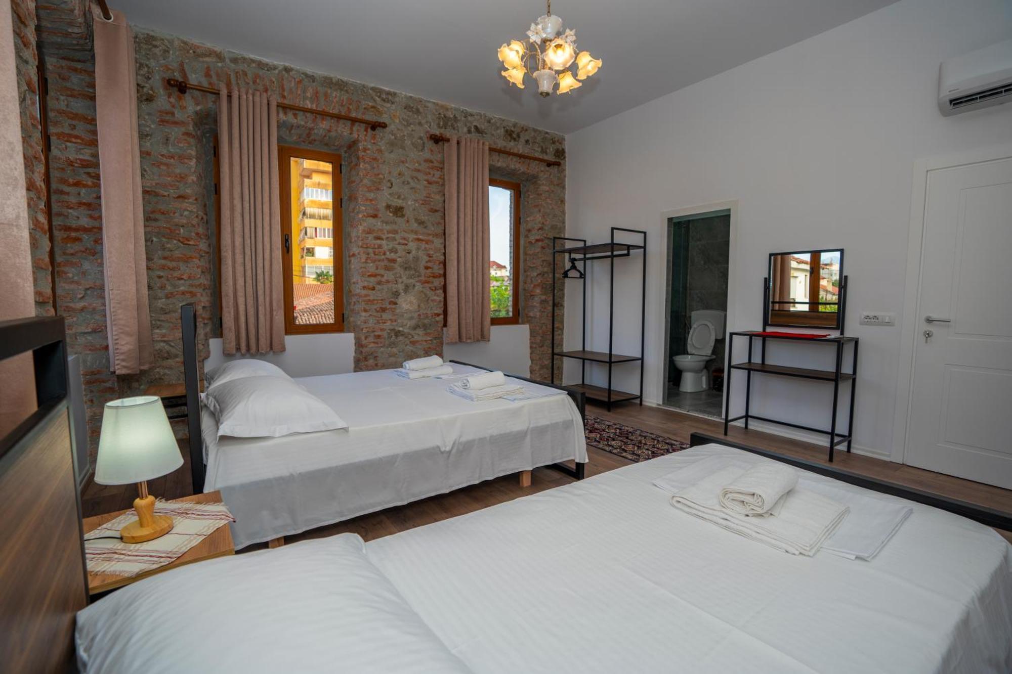 Intown Guesthouse Shkoder Bagian luar foto