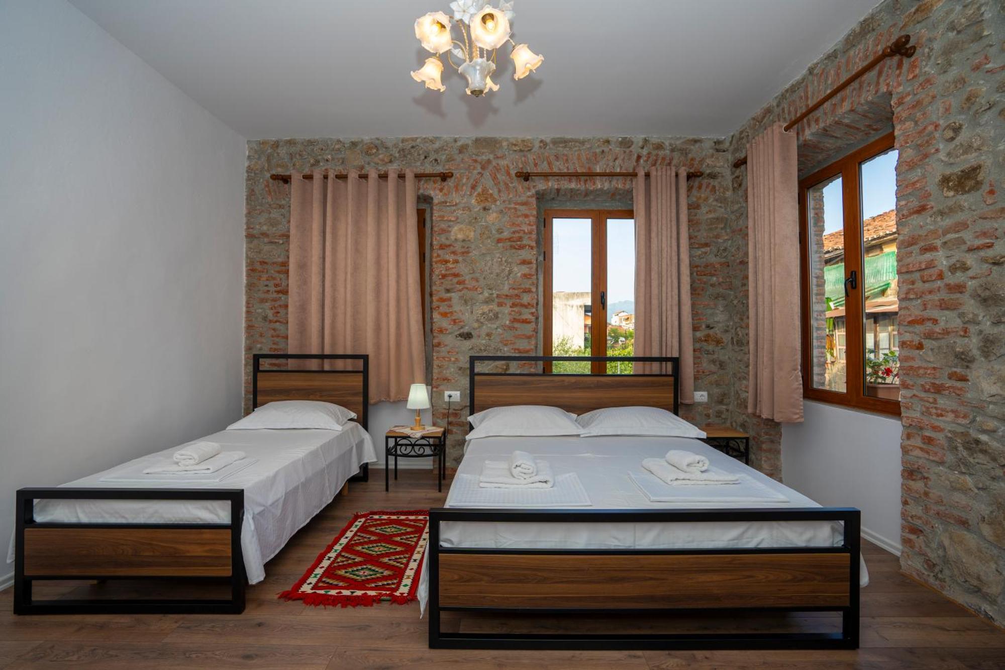 Intown Guesthouse Shkoder Bagian luar foto