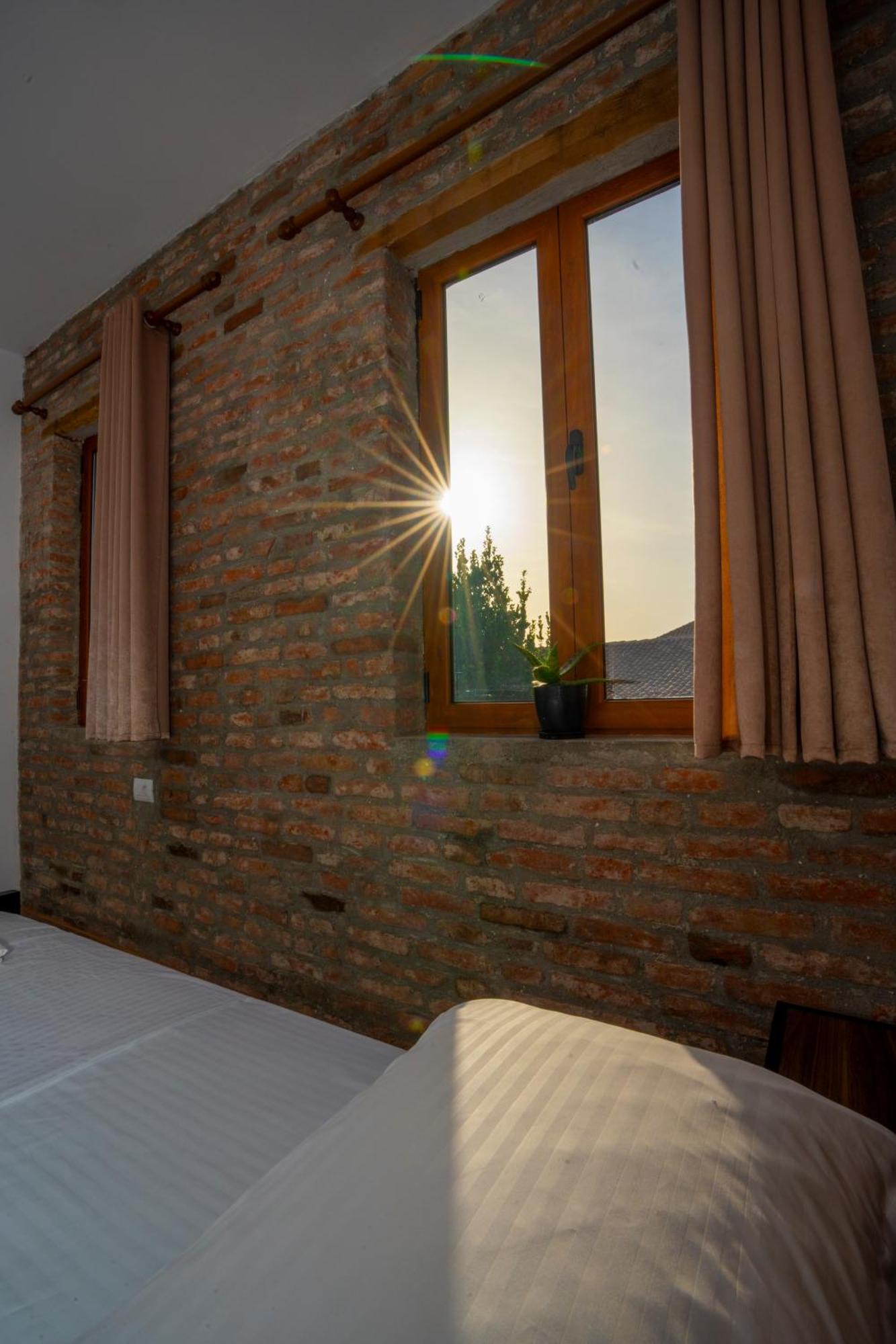Intown Guesthouse Shkoder Bagian luar foto