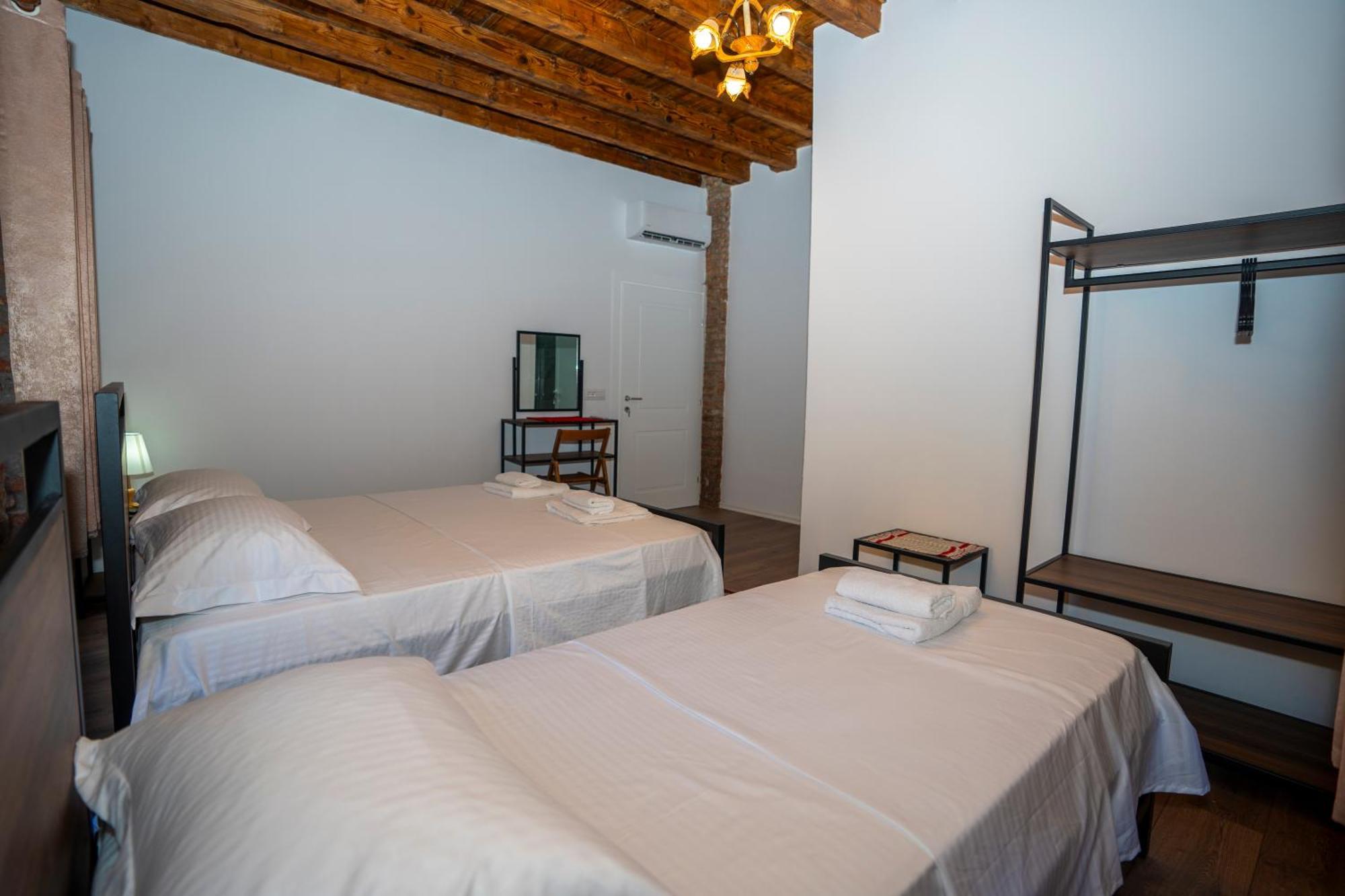 Intown Guesthouse Shkoder Bagian luar foto