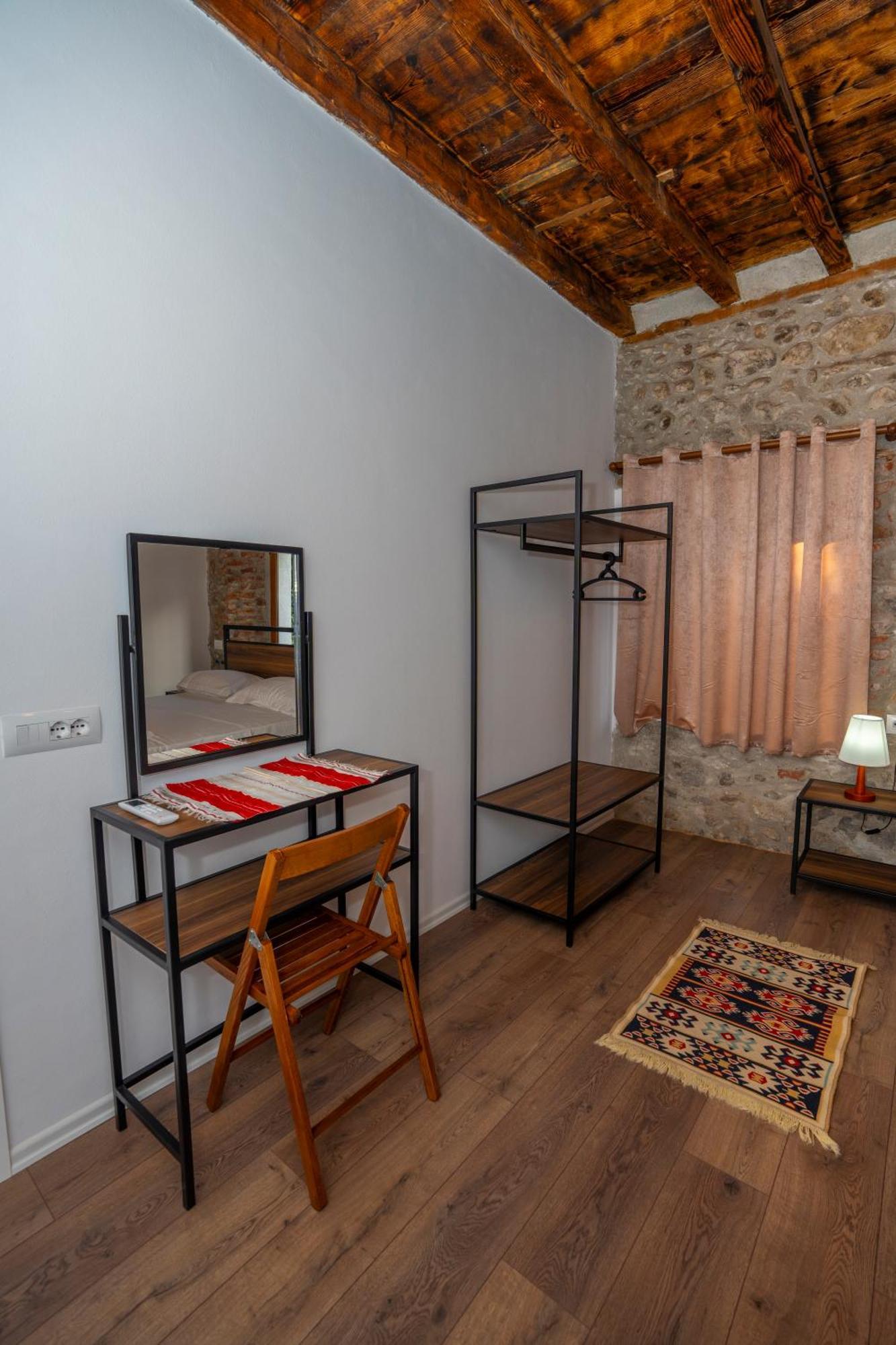 Intown Guesthouse Shkoder Bagian luar foto