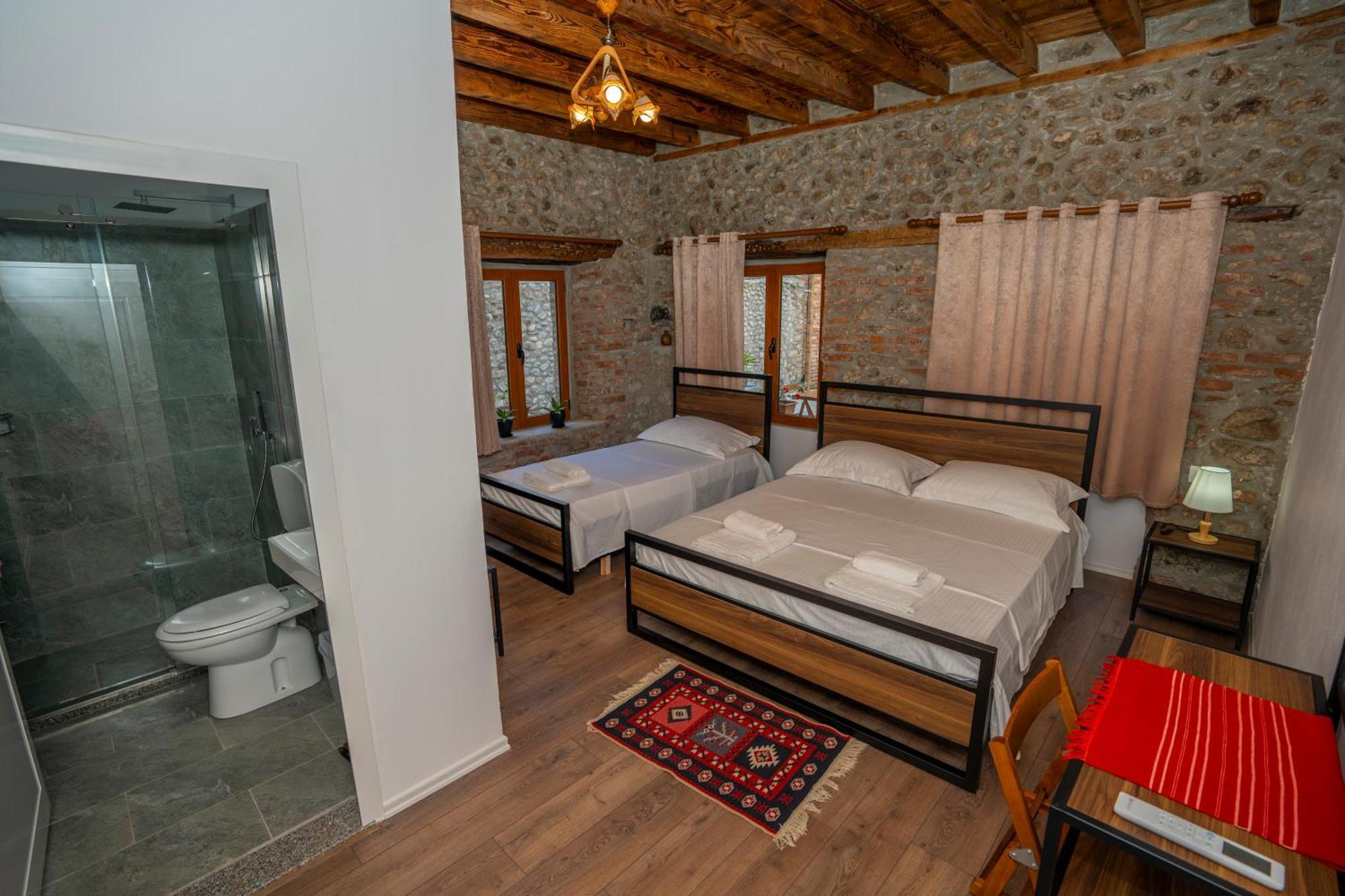 Intown Guesthouse Shkoder Bagian luar foto