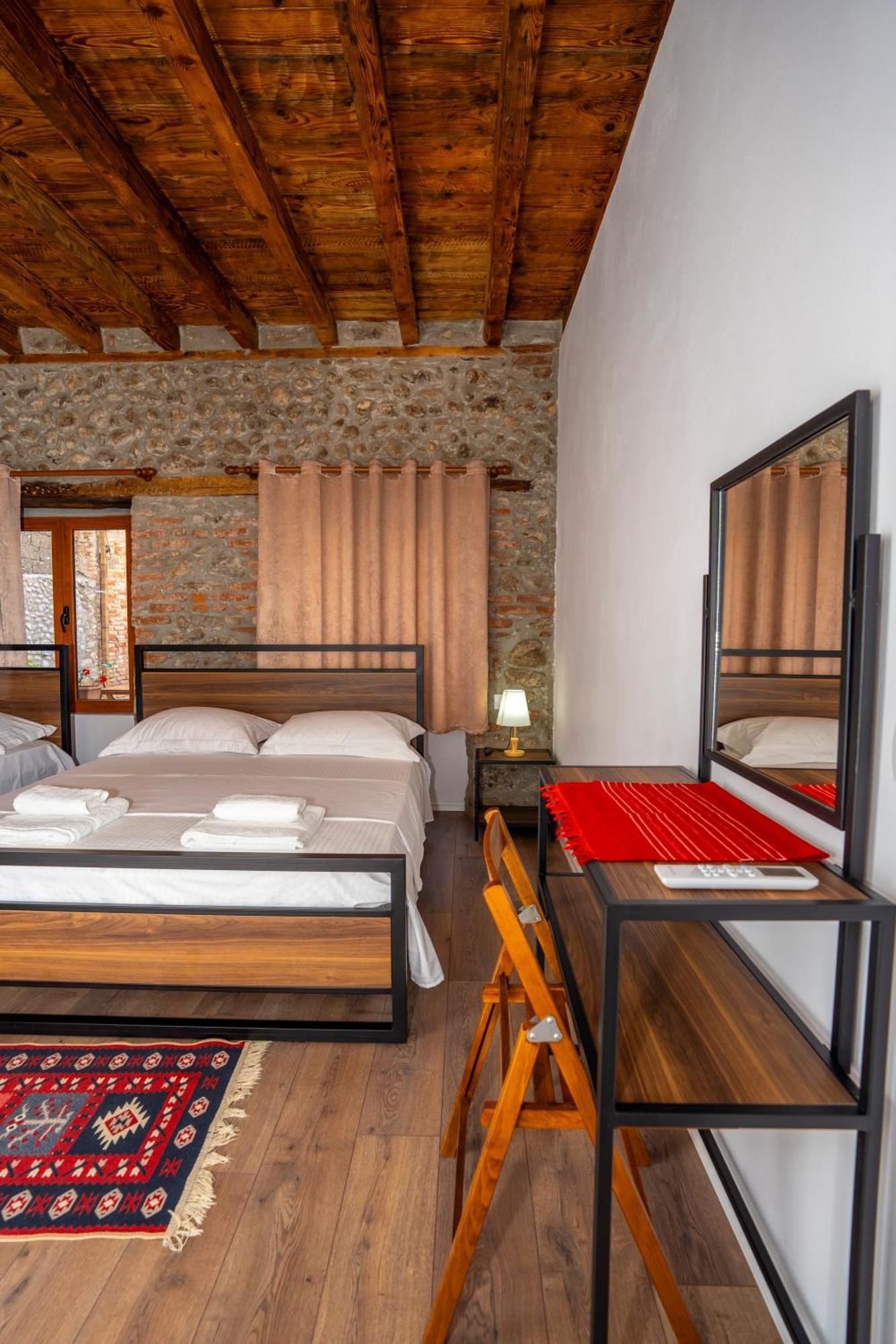 Intown Guesthouse Shkoder Bagian luar foto