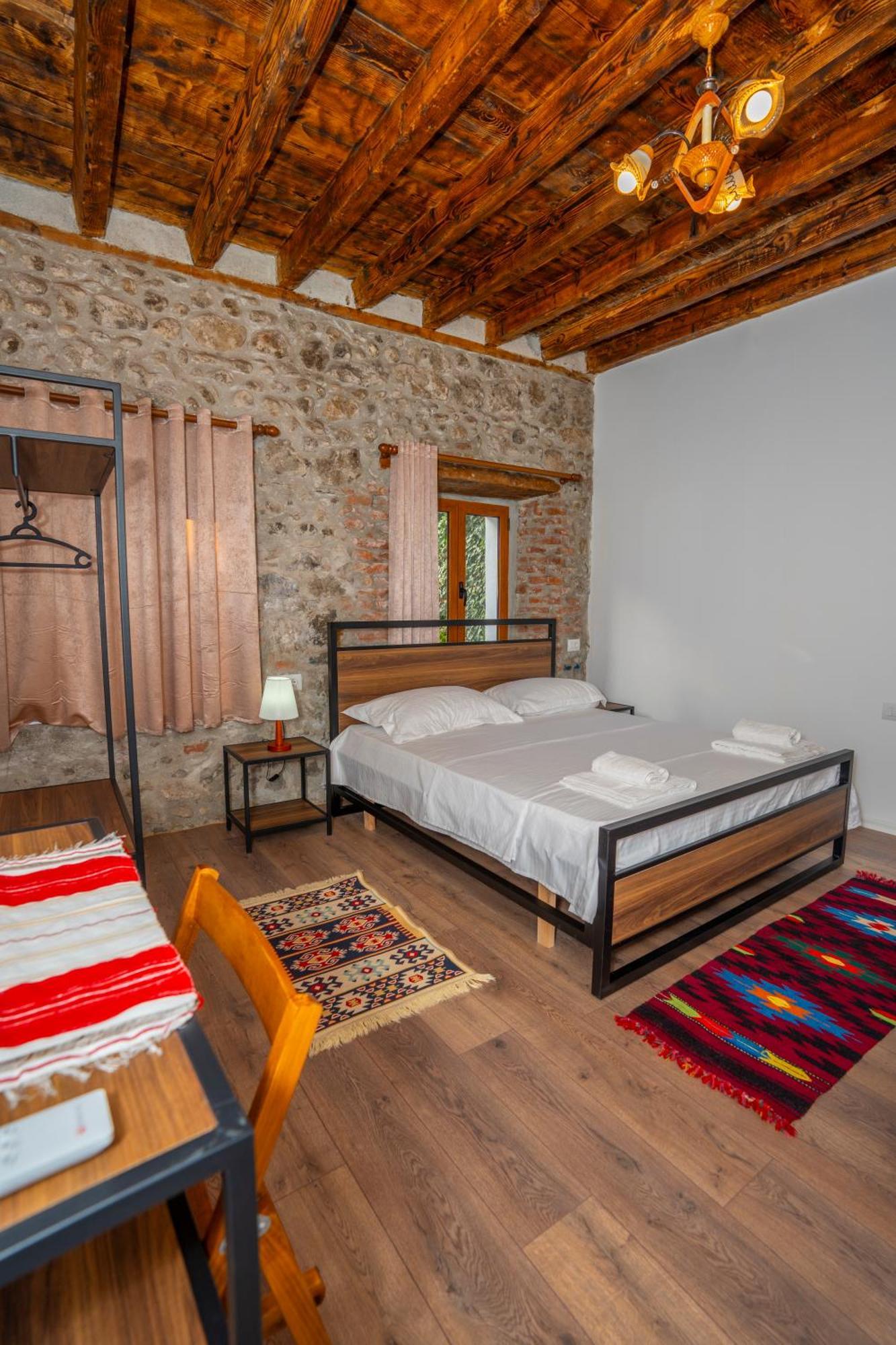 Intown Guesthouse Shkoder Bagian luar foto