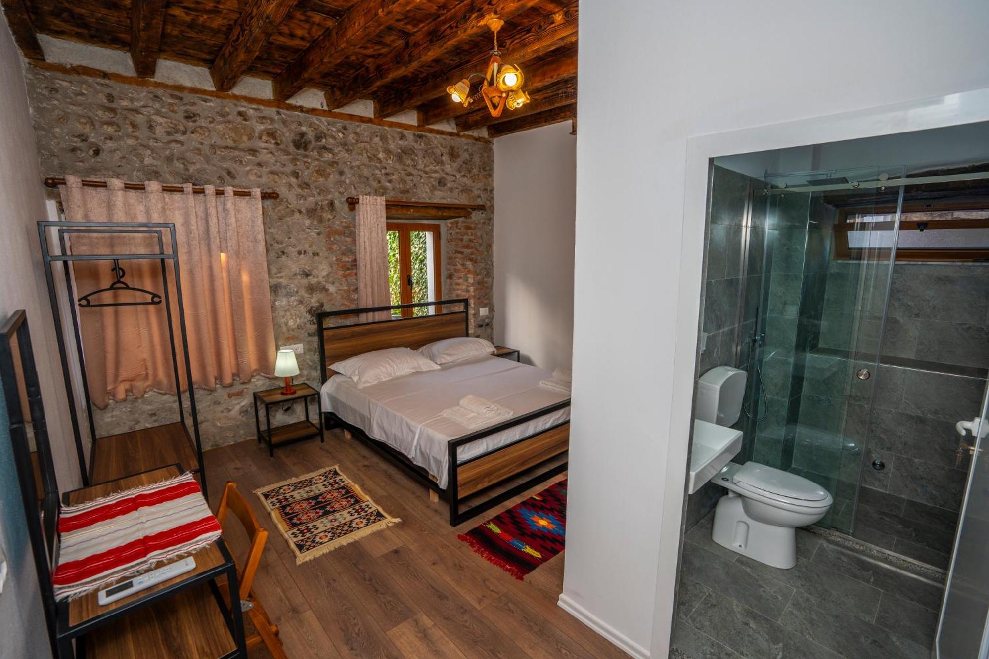 Intown Guesthouse Shkoder Bagian luar foto